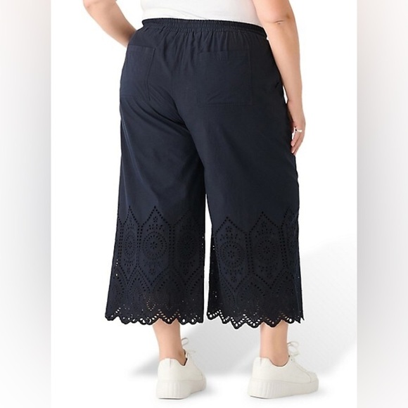 Dex
Plus Eyelet Lace Cropped Pull-On Pants in navy size XL - Picture 2 of 10